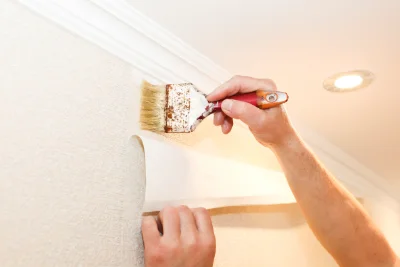 Pose de papier peint à Plouider — revêtements muraux et toiles de verre